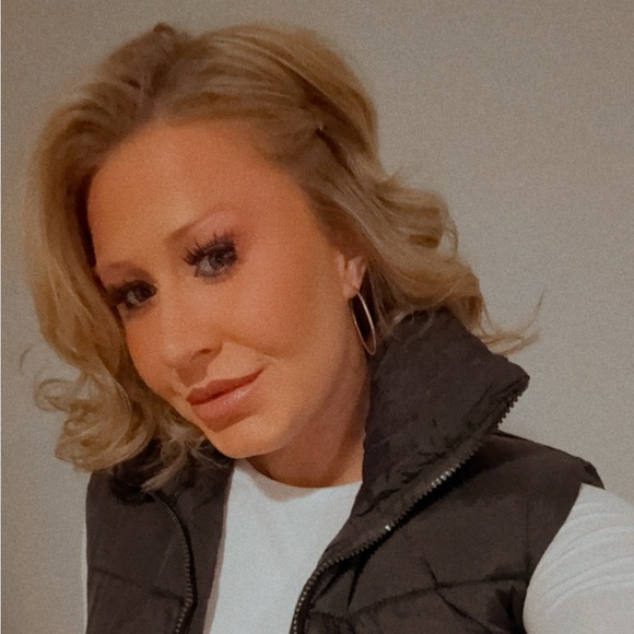 Meet your Posher, Taylor - Picture 1 of 2